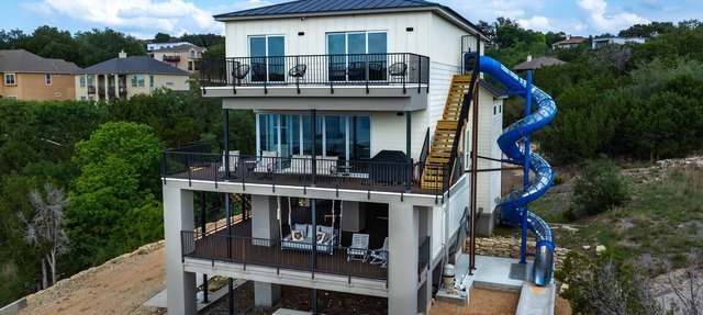 Santana - Lakefront - private dock, volleyball court, 4 story slide in Point Venture