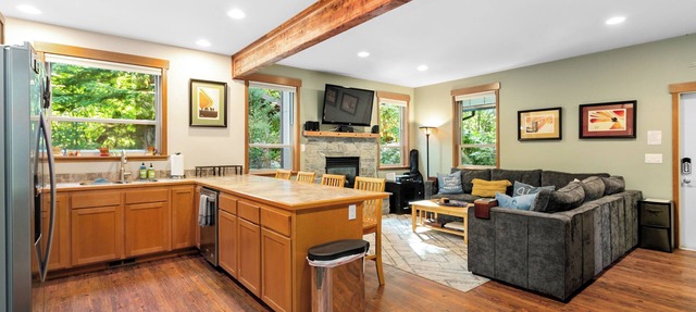 Sasquatch Mountain Hideaway, 3 Bed, 3 Bath W/Sauna, Hot Tub, Firepit & WiFi in Deming