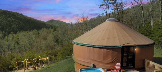 Scenic forest yurt w/hot tub & river access in Wardensville