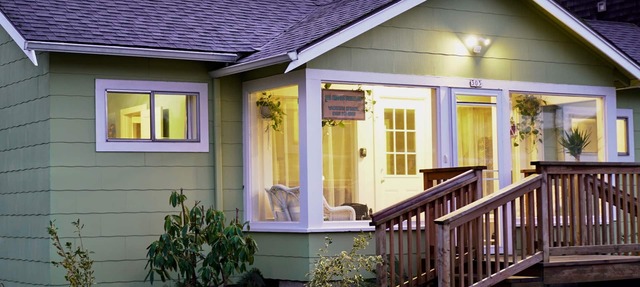 SeaBreeze Bungalow - 1/2 block to beach - Pets OK! Private Home - Fully Fenced in Seaside