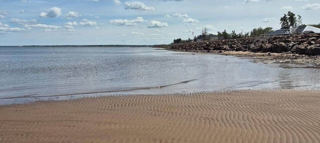 SeaRenity Beach Cottage w/Fully Equipped Kitchen in Beaubassin East
