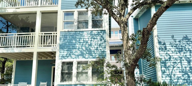 Seaside Classic - Three Porches, Outdoor Living, Scenic Views + 2 Bikes! in Santa Rosa Beach
