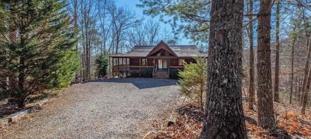 Secluded Blue Ridge-Ocoee cabin, FULL porch, fireplace, pool table, pet friendly in Murphy