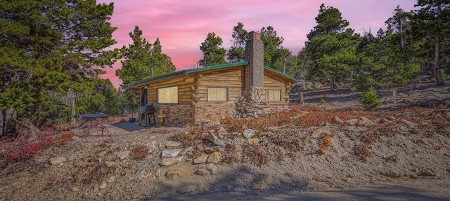 Secluded log cabin/hot tub. Ski, views, hike, silence. in Black Hawk