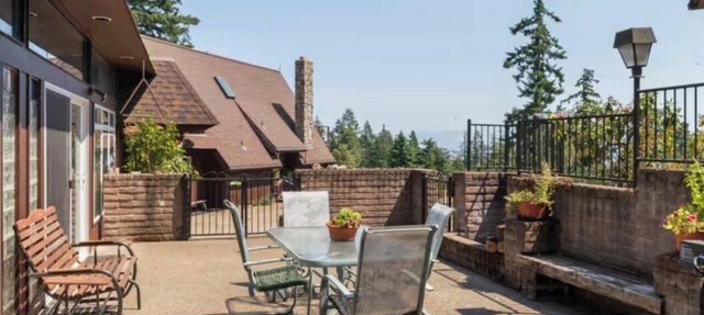 Serene 3-bedroom country house in charming Eugene awaits you in Eugene