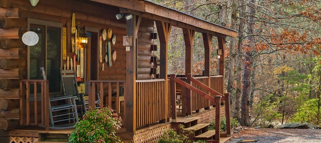 Serenity-A Romantic Secluded Riverfront 1 level expansive log cabin with hot-tub in Mentone