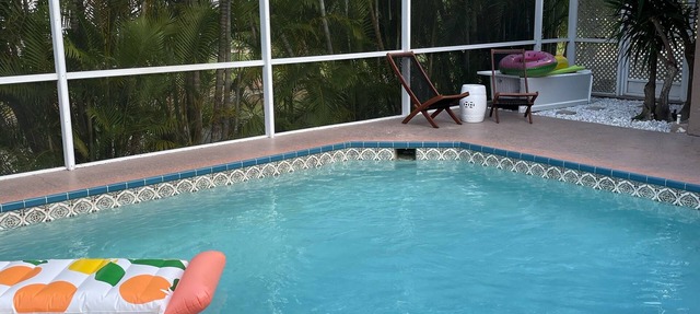 Siesta Key 4 bedrooms/hot tub and pool- 13 minutes from beach! in Sarasota