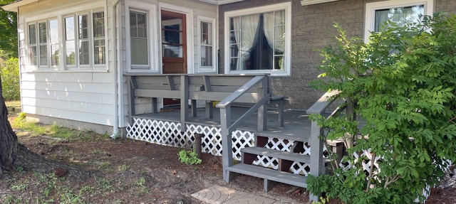 Snow his here sled from your door Cozy 3 bedroom cottage in town-pet friendly! in Vanderbilt