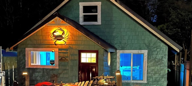 Soothing Crab themed 3-bedroom home with WiFi and a hot tub in Winchester Bay. in Winchester Bay