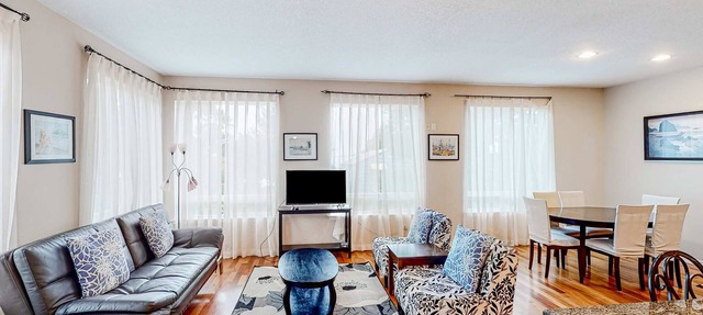 Sound-front cottage with fireplace, deck, lawn, beach access, & W/D in Newport