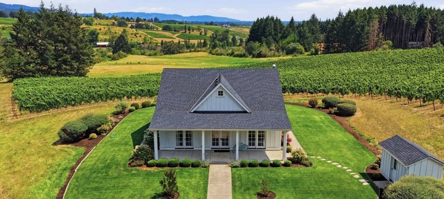 Southfield Cottage: A Perfect Wine Country Stay! in Newberg