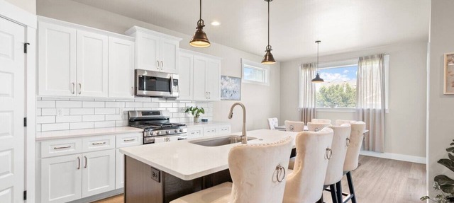 Spacious 3BR | 2.5BA 2-Story Easy Parking in Boardman