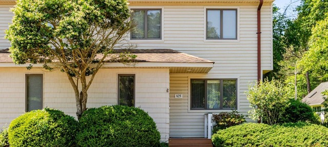 Spacious 3BR End Unit Townhome with Pool, 3 Blocks to Beach in Bethany Beach