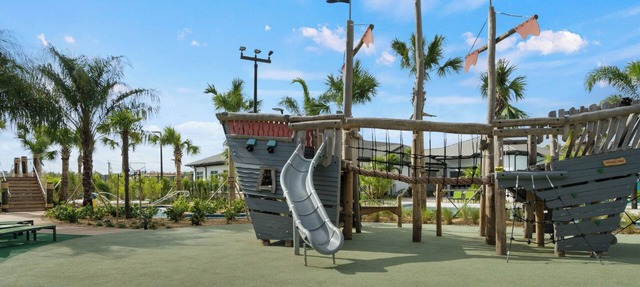 Spacious 5-bedroom/4 bathroom/Private Pool/Sleeps 13 inside Resort Near Disney! in Kissimmee