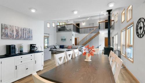 Spacious 8-Br Leech Lake Retreat with Game Room in Walker