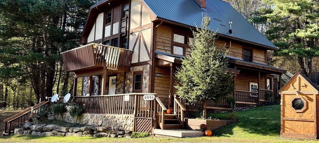 Spacious & Beautiful 8 Bdrm Chalet Set Up For Large Group Entertaining! in Great Valley