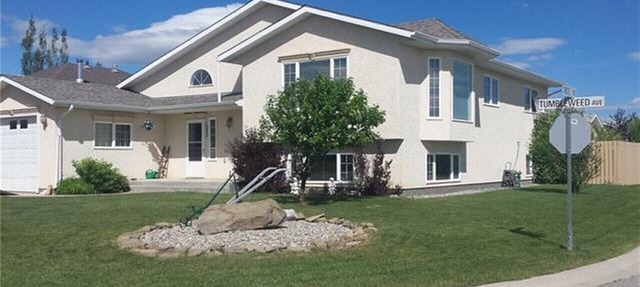 Spacious fully furnished home in Pincher Creek - up to 14 people comfortably! in Pincher Creek