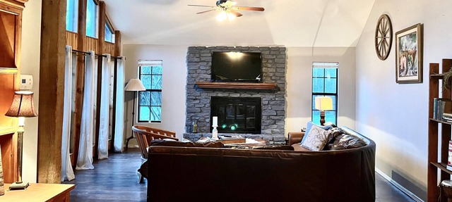 Spacious rustic retreat with fireplace, outdoor ambiance close to hiking trails. in Cedar Creek