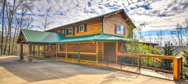 Spacious Talking Rock Cabin with Mountain Views in Talking Rock