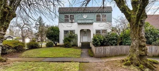 Spacious Willamette Wine Country Manor + Hot Tub in Salem