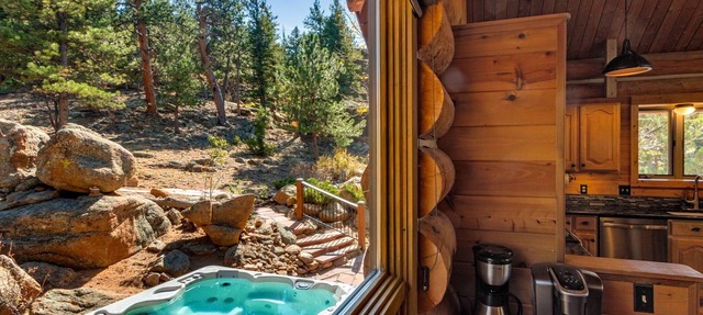 Spectacular Mountain Views! 4Bed 4Ba; Hot Tub; 1+ Acre; Minutes to RMNP! in Estes Park
