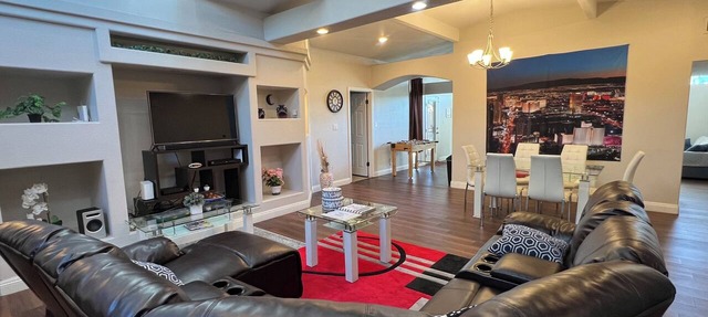 STATE/CITY LICENSED AND PERMITTED! 3 bed 2 bath Single Family Home Pet Friendly. in Las Vegas