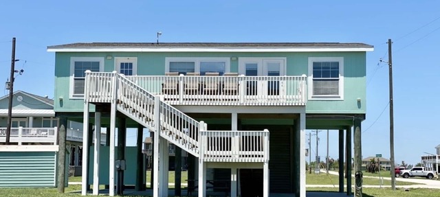 STONE'S THROW - 3 BEDROM WITH AMAZING GULF VIEWS! in Crystal Beach