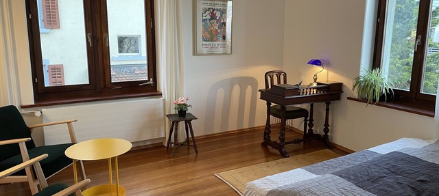 Studio with double bed, kitchen and bathroom/WC in Zürich