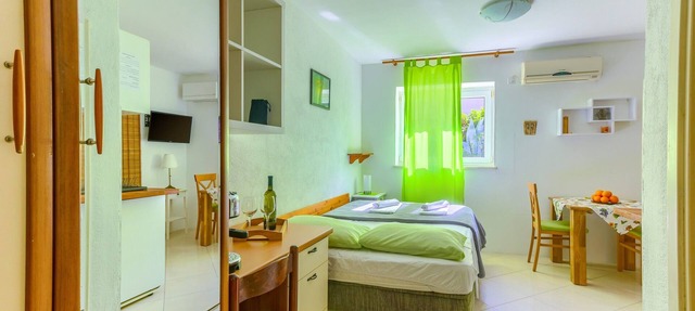 Studio with shared garden, 3 min walk to the beach in Split