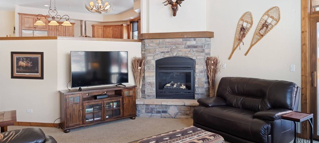 Stunning mountain home w/ a private hot tub, gas grill, & full kitchen in Winter Park