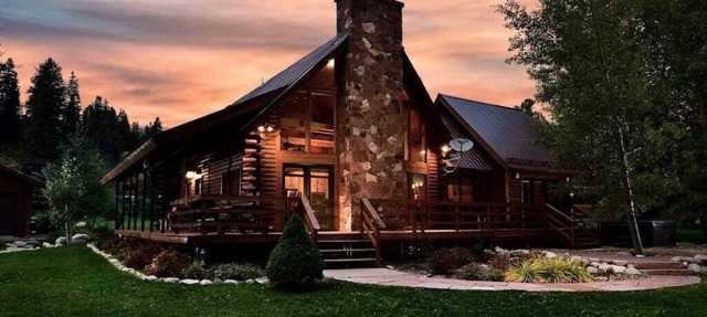 Stunning Riverside Cabin, Private Hot Tub, Spacious Yard, Grill in Durango