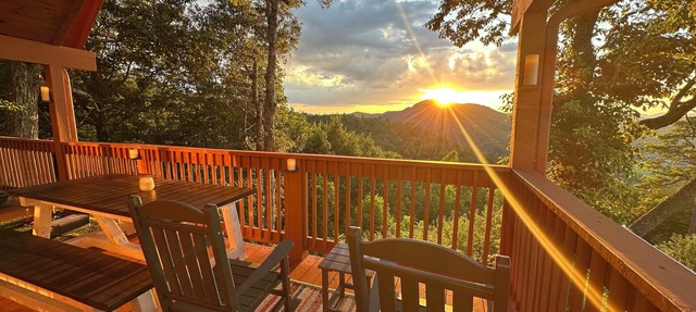 Stunning Views, King Bed, outdoor swing bed, Hot Tub, 5 minutes to the GSMNP! in Sevierville
