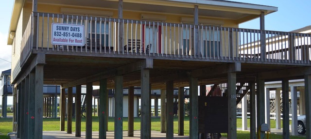 Sunny Days - Beautiful, large Deck, and Nice Views! Free WIFI & Pet-Friendly! in Surfside Beach