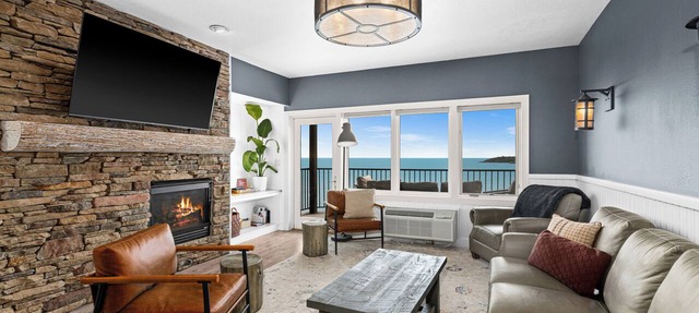 Sunrise Suite on Lake Superior- Pool & Hot Tub in Two Harbors