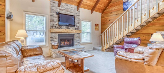 Sunriver Beauty Bonus Loft, Hot Tub, Bikes, Near SHARC with Free Passes! in Sunriver