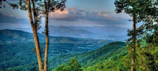 SWEEPING MOUNTAIN VIEWS-POOL TABLE & FOOSBALL-FIBER WIFI & OPEN + SCREENED DECKS in Murphy