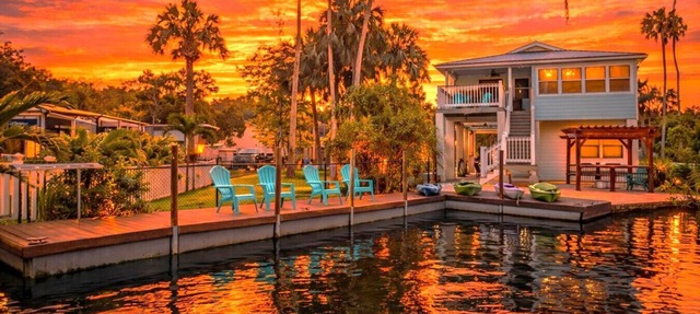 Swim Mat, Kayaks, Fire Pit! PET FRIENDLY - Sunfish Cove - Weeki Wachee River in Weeki Wachee