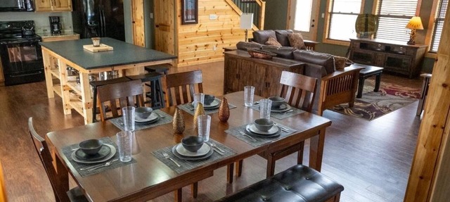 Table Rock Lake Luxe Cabin Chef's Kitchen King Bed in Shell Knob