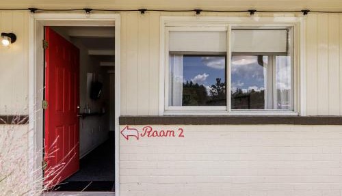 The Billy Motel King Room with Retro Charm in Davis