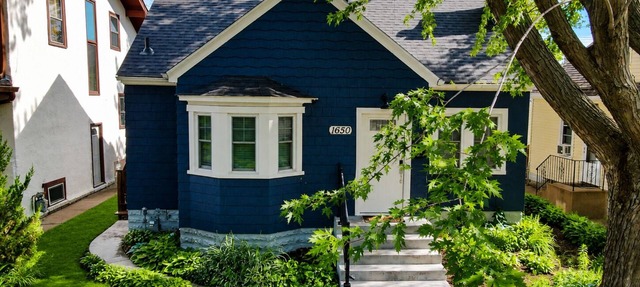 The Blue Bungalow: Fully renovated 4BR, 2BA home with cozy Minnesota vibes. in Saint Paul