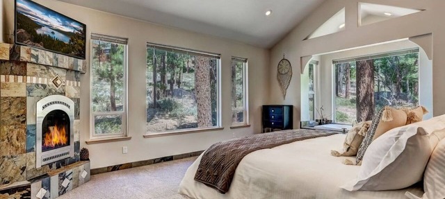 The Boho Alpine Hangout |Hot Tub| BBQ|Sleeps 10 in Glenbrook