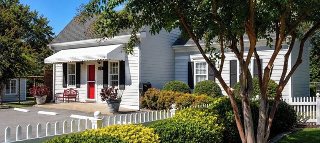 The Cary Cottage 1 BR 1 BA Private Sleeps 4 - Downtown Cary, Eat Drink Play Shop in Cary