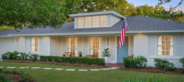 The Palm - East Beach Private Retreat - Saltwater Pool, Hot Tub, Beach Access! in St Simons