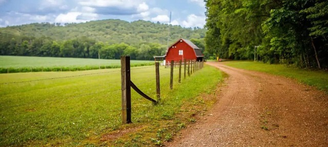 The Red Barn in Cave Spring