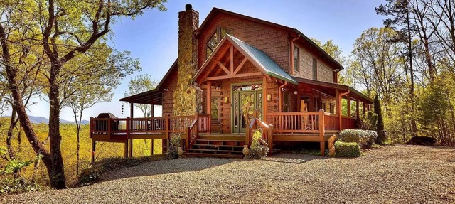 Three Spring Lodge - 180° Mountain Views · Hot Tub · 3 King Suites · Sleeps 8 in Morganton