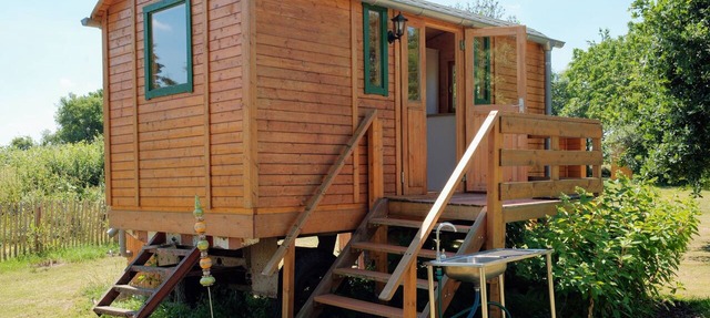 Tiny Home 'Circus Wagon Green' with Shared Pool, Garden, and Wi-Fi in Uckerland