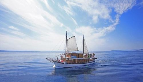 Traditional gulet with crew breakfast&lunch in Split