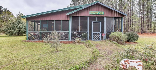 Tranquil Fairmont Studio w/Patios - Pets Welcome! in Fairmont