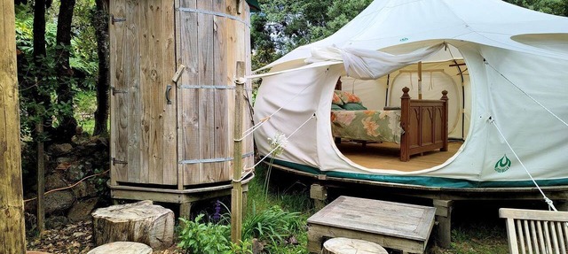 Tranquil Pondside Glamping with Outdoor Kitchen near Wildlife Haven in Waiheke Island, NZ in Isla Waiheke