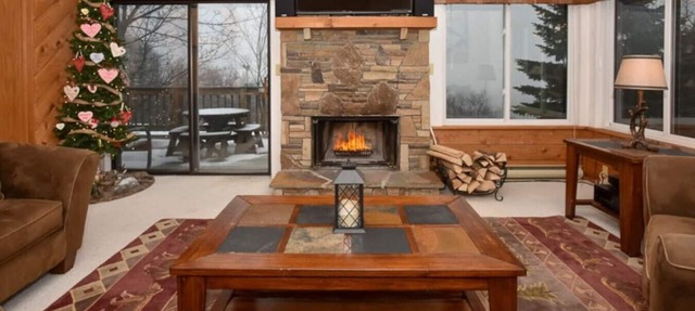 True Ski-In/Ski-Out on Comet & Voyager, Sleeps 9, Fireplace, Pet Friendly in Hidden Valley
